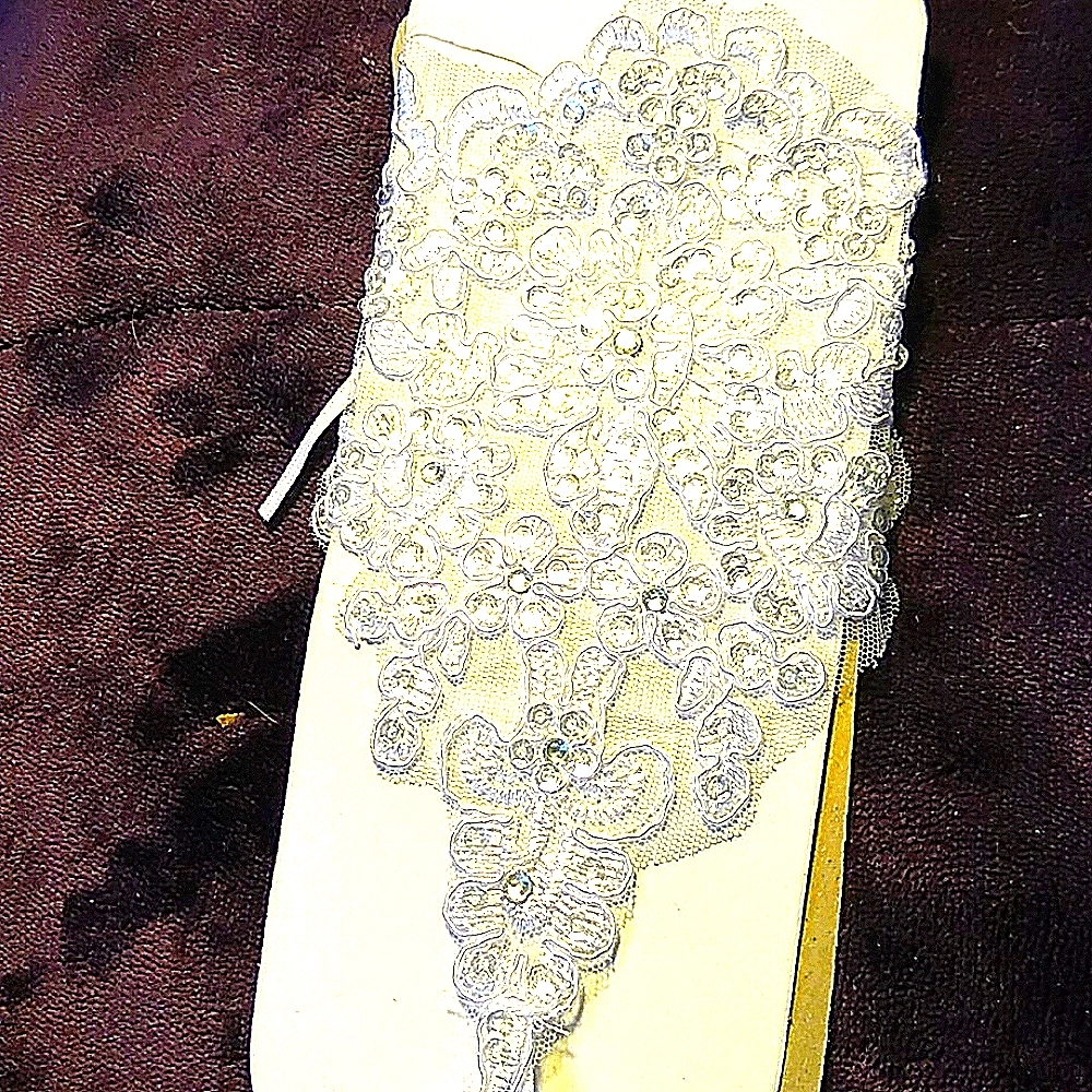 Lace wristlet glove